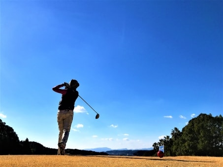 ゴルフをしている写真